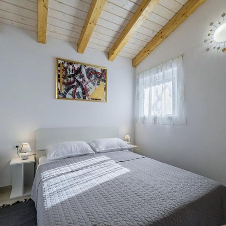 Modean In Pula - Haus Fuer 2-3 Personen Villa Buitenkant foto