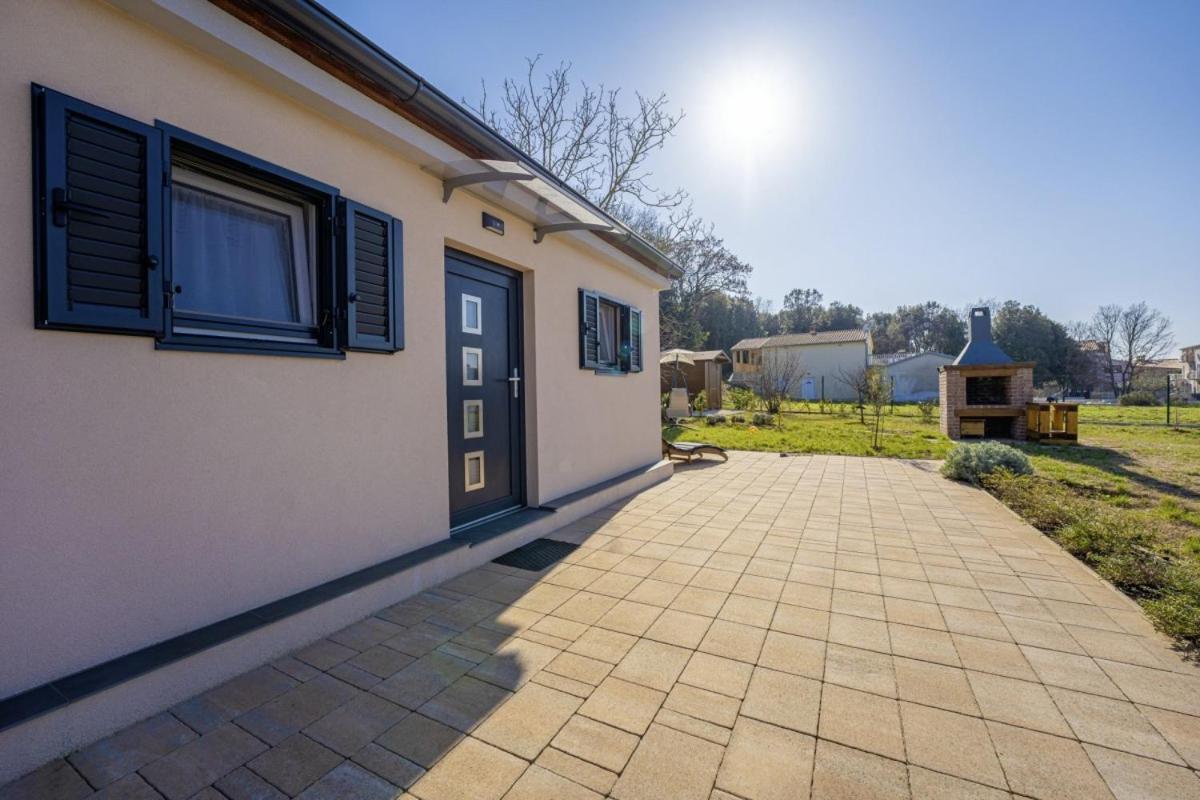 Modean In Pula - Haus Fuer 2-3 Personen Villa Buitenkant foto