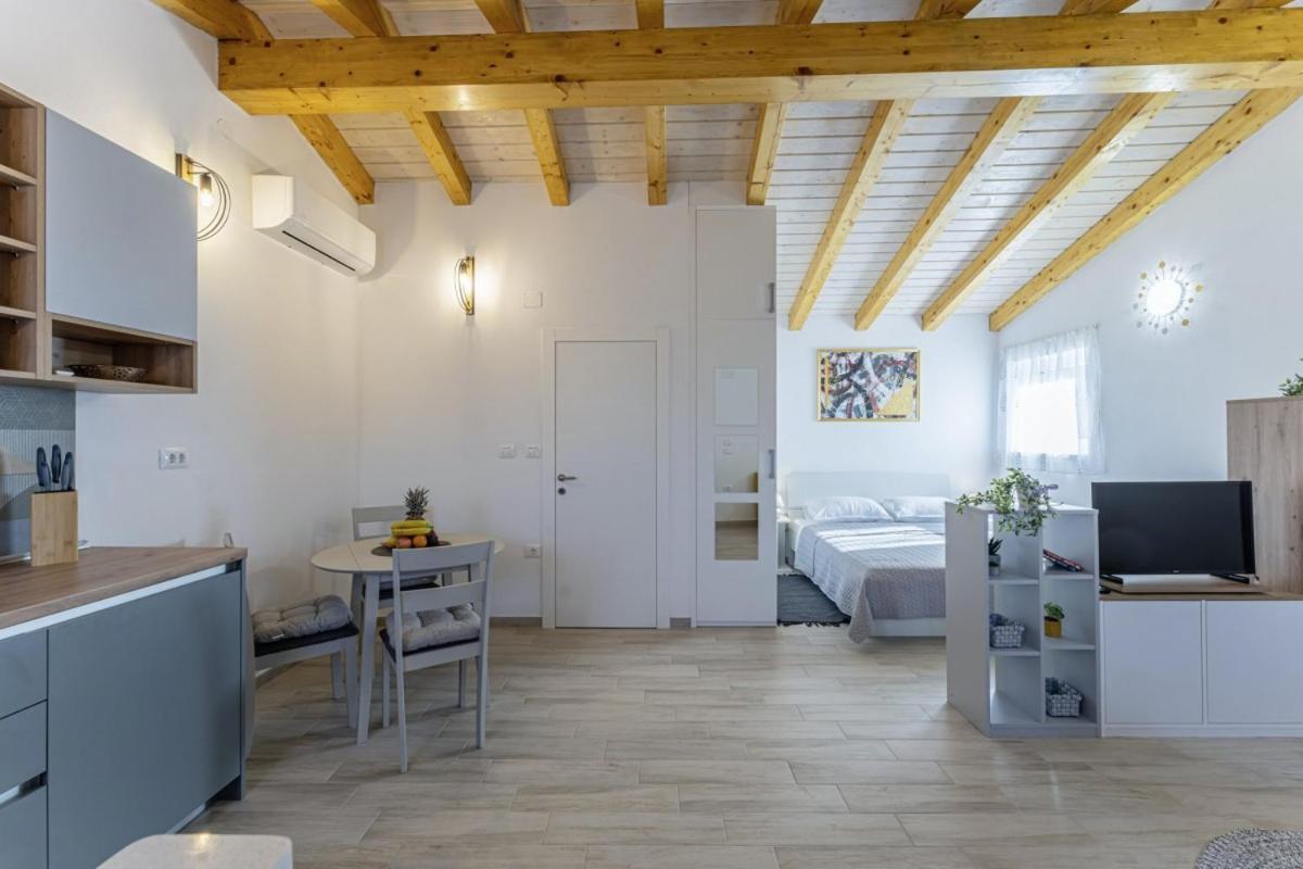 Modean In Pula - Haus Fuer 2-3 Personen Villa Buitenkant foto