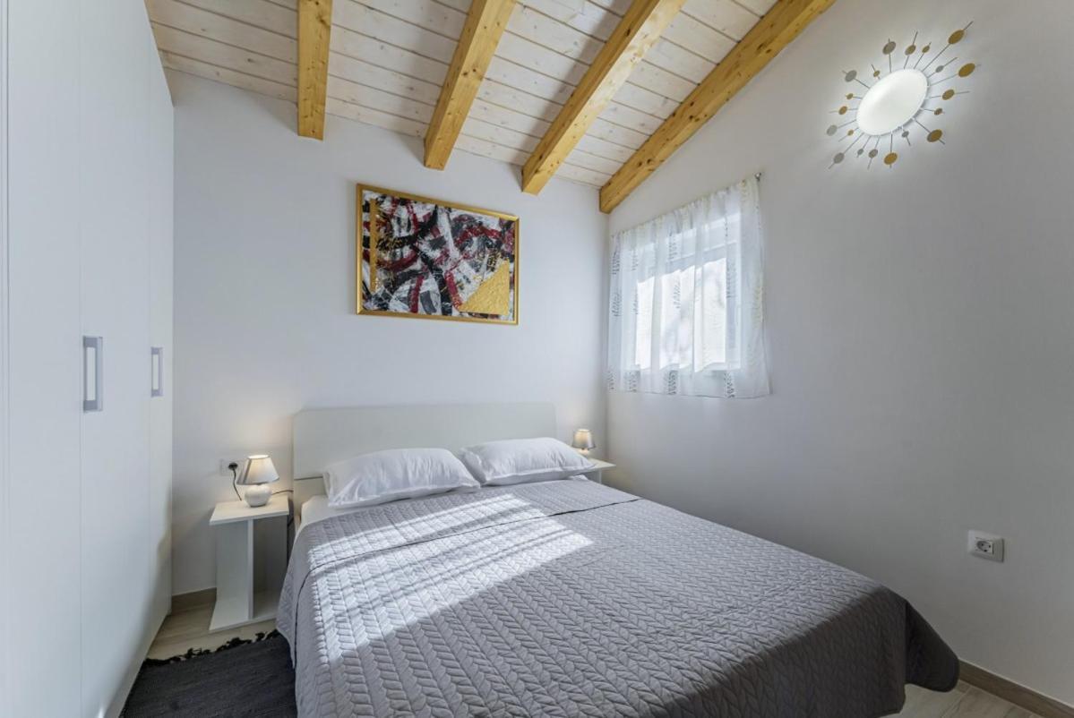 Modean In Pula - Haus Fuer 2-3 Personen Villa Buitenkant foto
