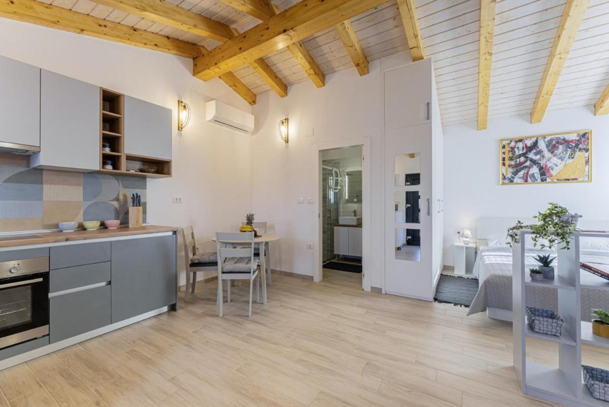 Modean In Pula - Haus Fuer 2-3 Personen Villa Buitenkant foto